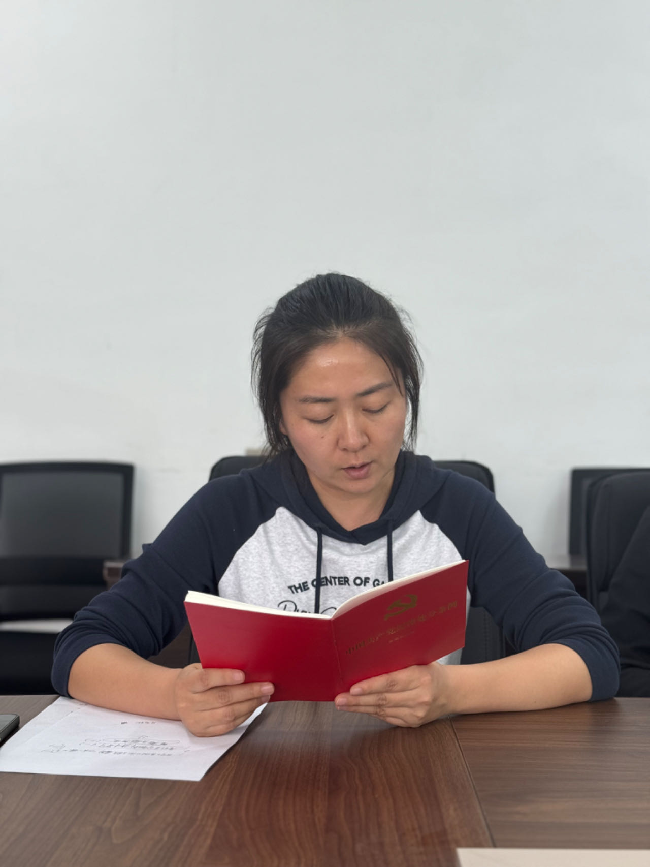 经济学院学生党支部书记朝木力格领学(1).jpg 经济学院学生党支部书记朝木力格领学(1).jpg